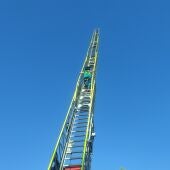 Sara Gutiérrez en la prueba de control de vértigo en el Parque de Bomberos de Valdepeñas