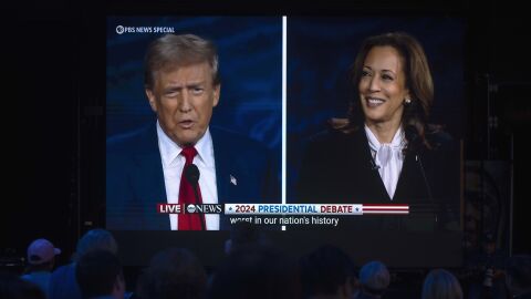 El expresidente Donald Trump y la Vicepresidenta kamala Harris vistos en un monitor durante el debate presidencial