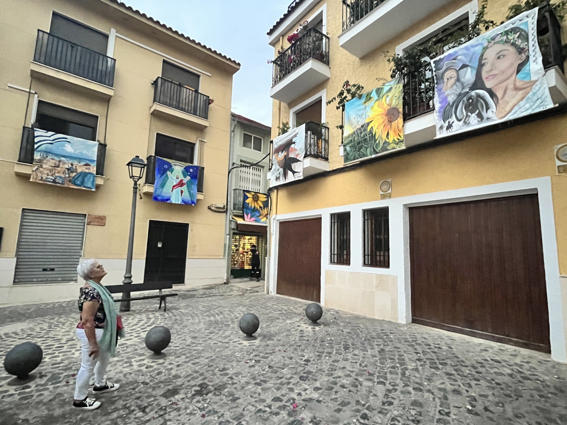 El casco histórico de Petrer se convierte en una macro sala de exposiciones con 'Art al Balcó' El casco histórico de Petrer se convierte en una macro sala de exposiciones con 'Art al Balcó'