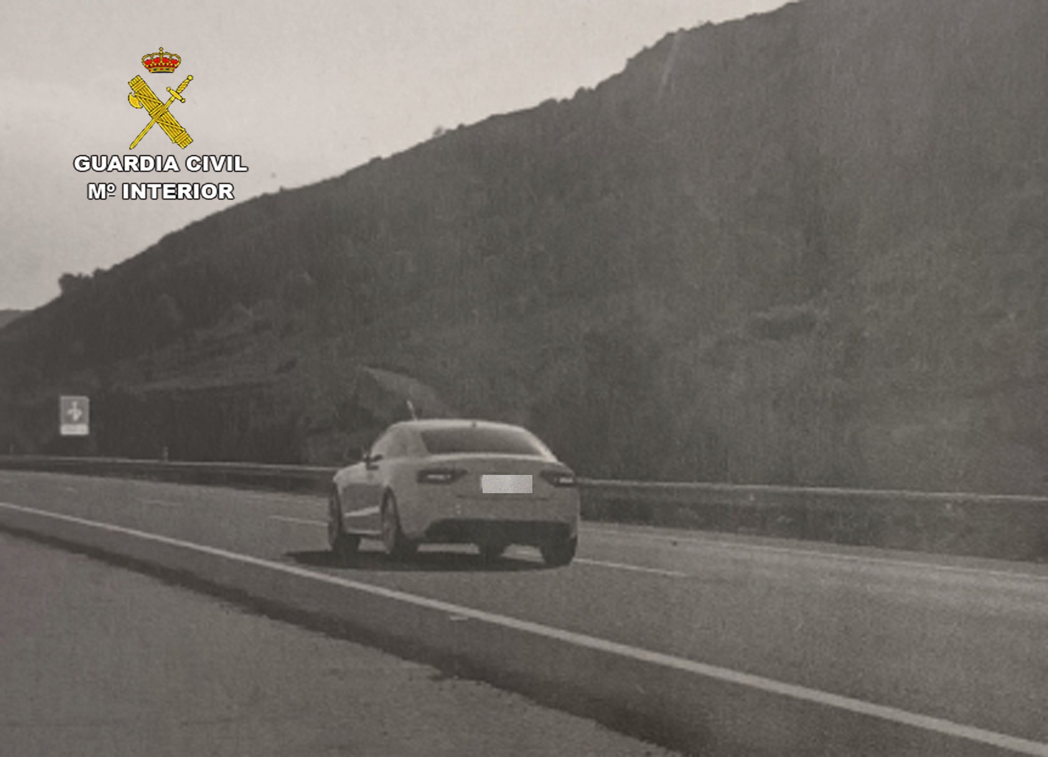 La Guardía Civil detecta a dos conductores circulando a cerca de 200 km/h La Guardía Civil detecta a dos conductores circulando a cerca de 200 km/h