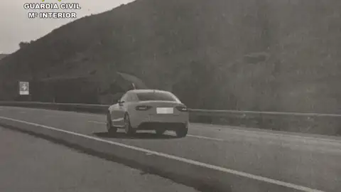 Vehículo circulando a cerca de 200 km/h Vehículo circulando a cerca de 200 km/h