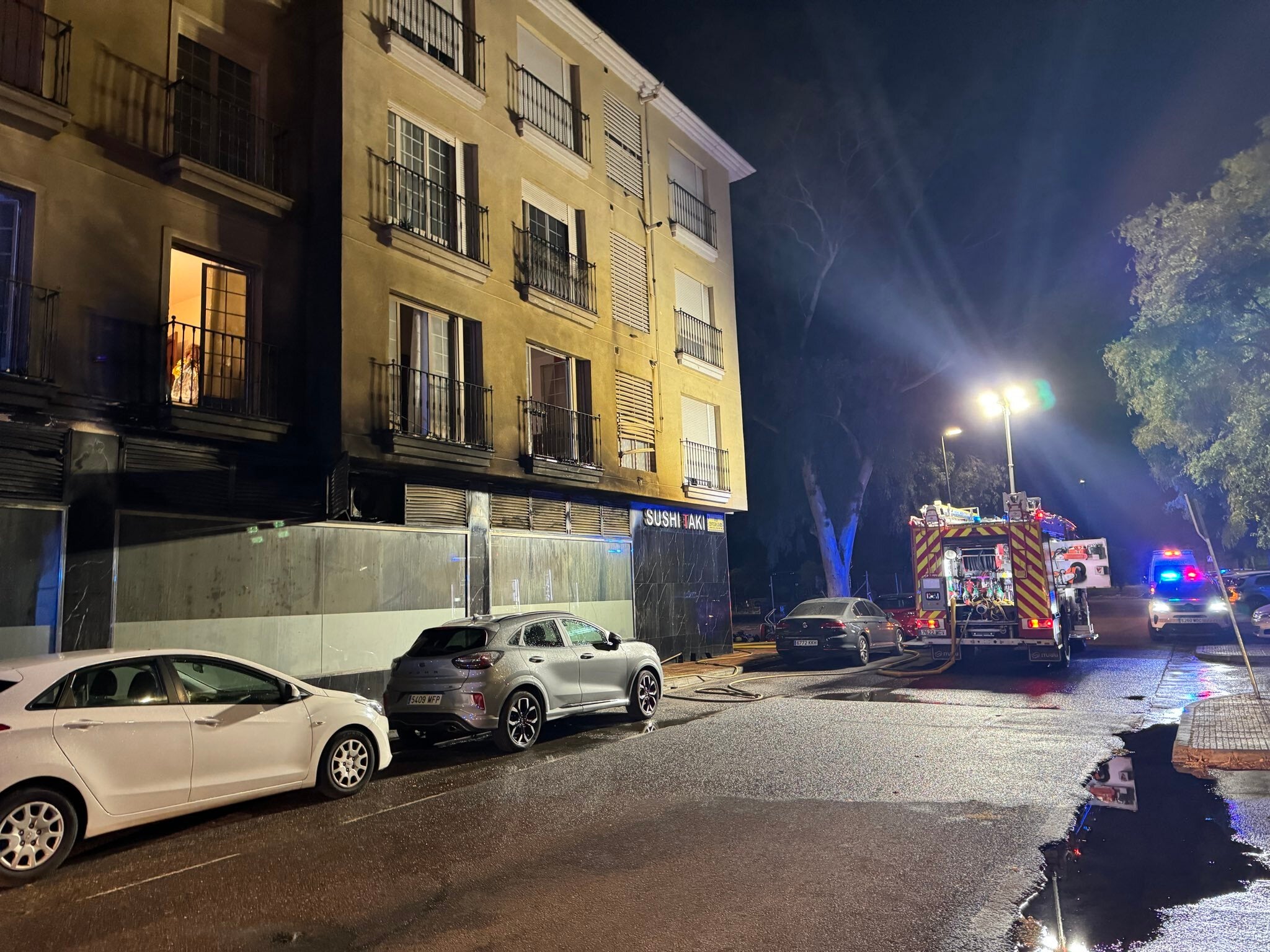 Seis afectados por inhalación de humo, todos leves, en el incendio de un restaurante en la Calle Julio Cienfuegos de Badajoz Seis afectados por inhalación de humo, todos leves, en el incendio de un restaurante en la Calle Julio Cienfuegos de Badajoz