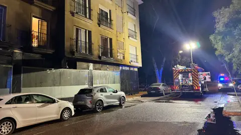 Seis afectados por inhalación de humo, todos leves, en el incendio de un restaurante en la Calle Julio Cienfuegos de Badajoz Seis afectados por inhalación de humo, todos leves, en el incendio de un restaurante en la Calle Julio Cienfuegos de Badajoz