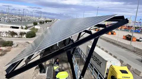 Placas fotovoltaicas en el Puerto de València Placas fotovoltaicas en el Puerto de València