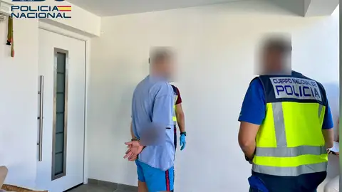 Uno de los detenidos es escoltado por la policía nacional Uno de los detenidos es escoltado por la policía nacional