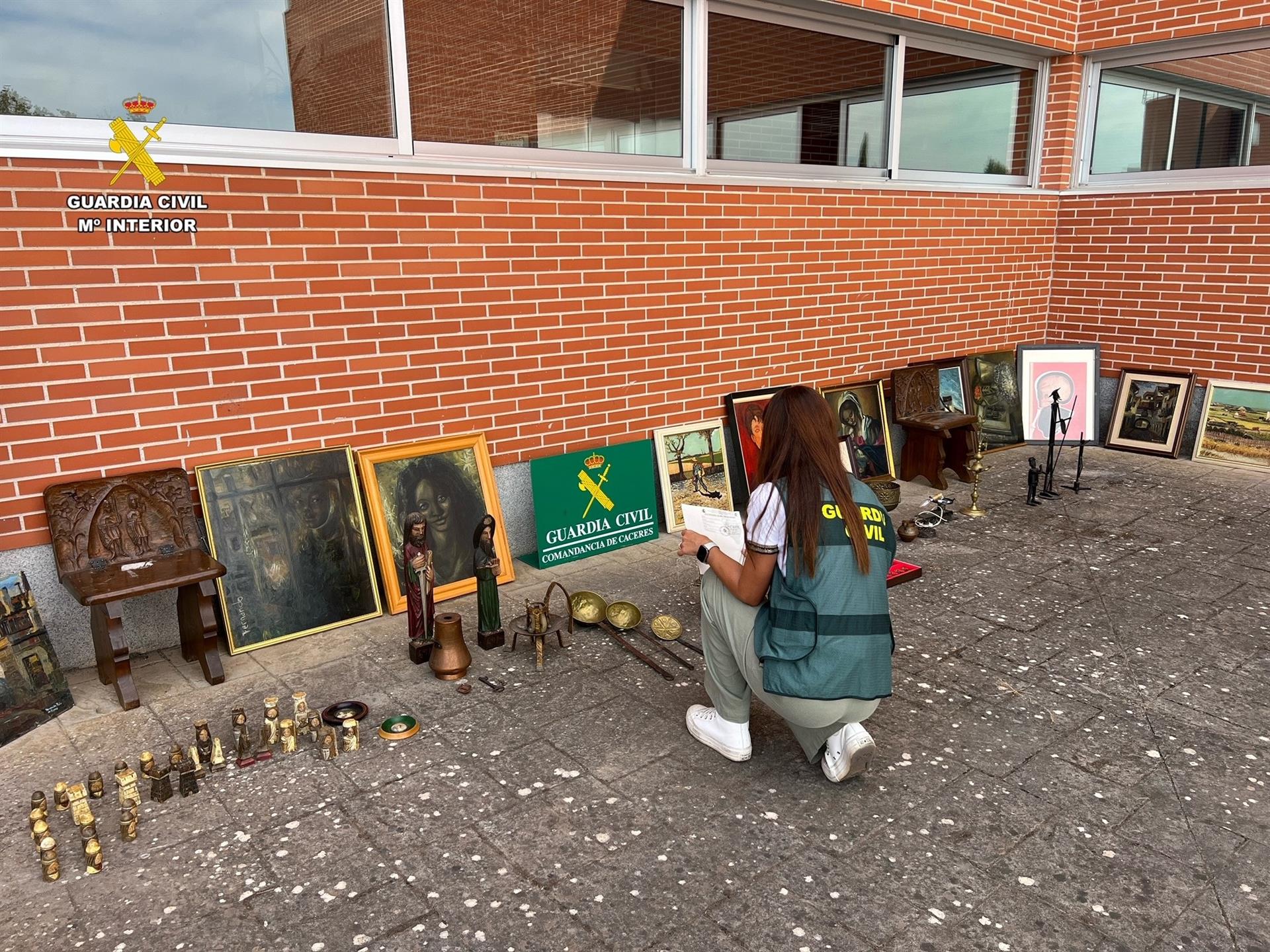 Detenido un vecino de Mérida por el robo de obras de arte y antigüedades valoradas en 30.000 euros en Trujillo Detenido un vecino de Mérida por el robo de obras de arte y antigüedades valoradas en 30.000 euros en Trujillo