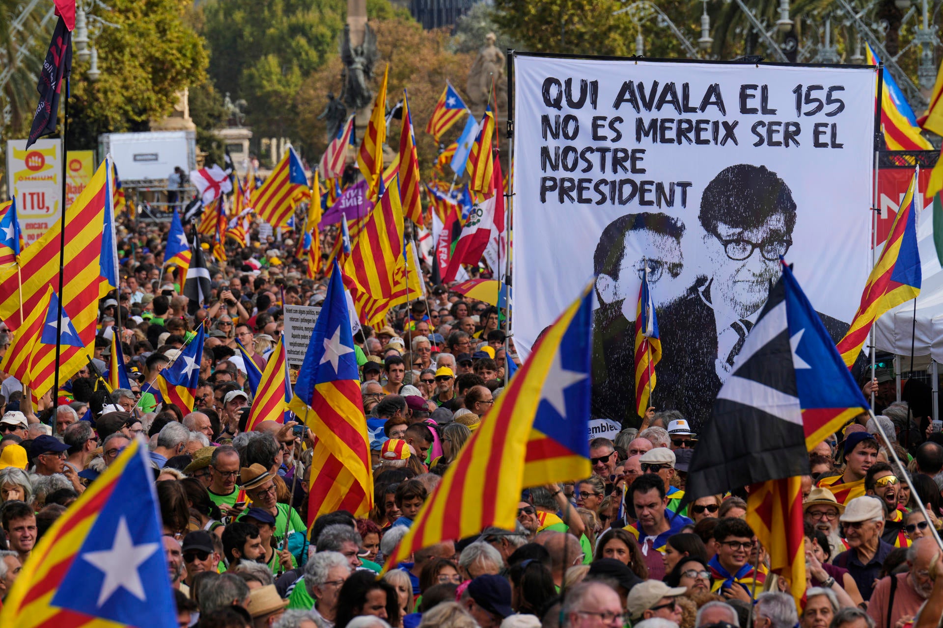Críticas a Illa y los partidos independentistas en las manifestaciones por la Diada: "Aquí no se rinde nadie" Críticas a Illa y los partidos independentistas en las manifestaciones por la Diada: "Aquí no se rinde nadie"