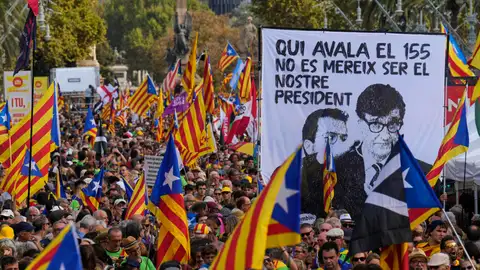 Críticas a Illa y los partidos independentistas en las manifestaciones por la Diada: "Aquí no se rinde nadie" Críticas a Illa y los partidos independentistas en las manifestaciones por la Diada: "Aquí no se rinde nadie"