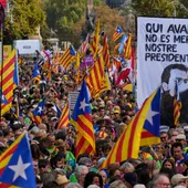 Críticas a Illa y los partidos independentistas en las manifestaciones por la Diada: "Aquí no se rinde nadie" Críticas a Illa y los partidos independentistas en las manifestaciones por la Diada: "Aquí no se rinde nadie"
