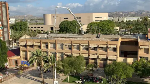El hormigonado de la cubierta del colegio Miguel de Cervantes de Elche se ha realizado en horario de clase. El hormigonado de la cubierta del colegio Miguel de Cervantes de Elche se ha realizado en horario de clase.
