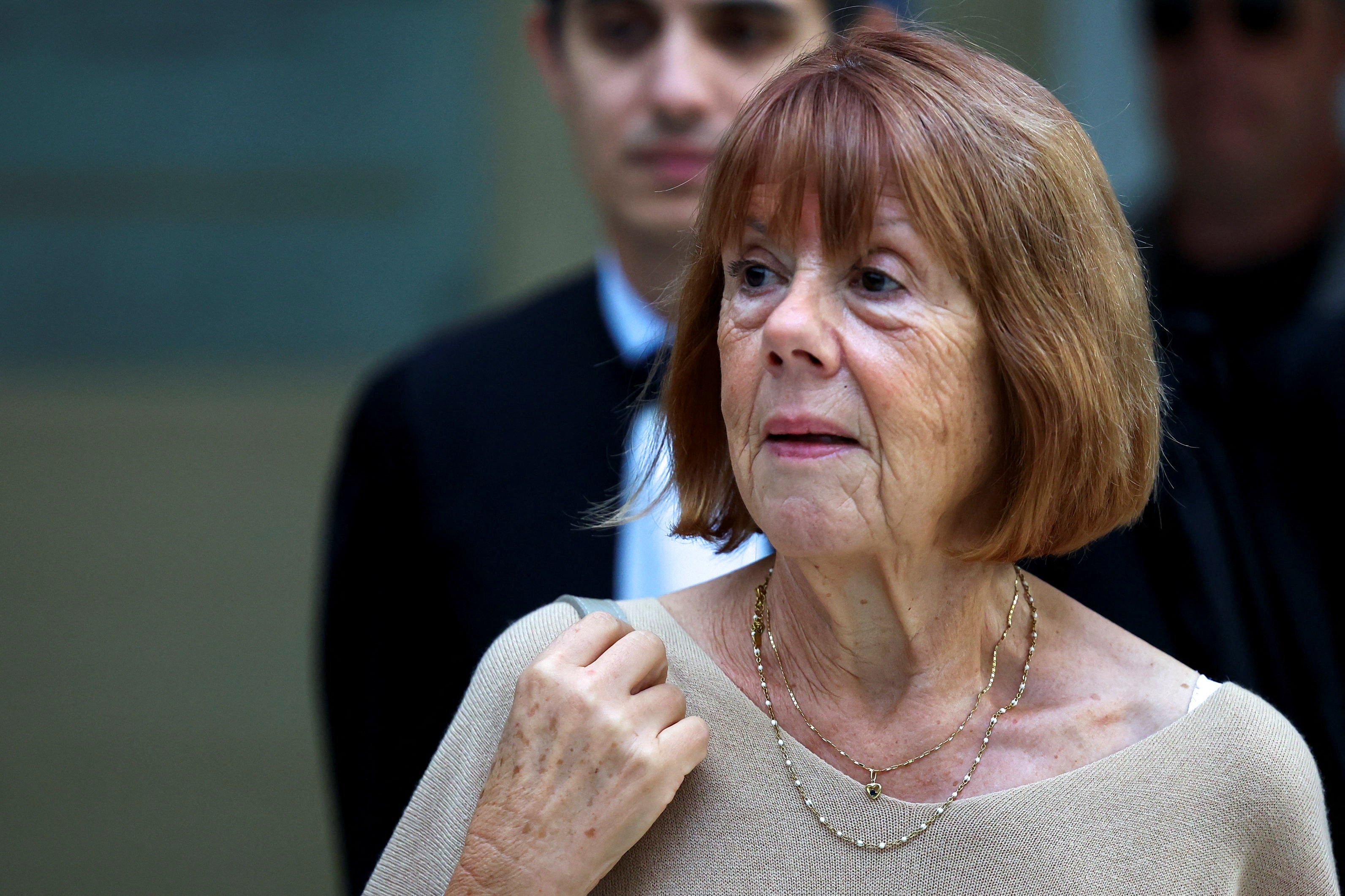 Un acusado de Aviñón imitó a Pelicot y drogaba a su mujer para violarla Un acusado de Aviñón imitó a Pelicot y drogaba a su mujer para violarla