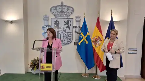 Adriana Lastra, delegada del Gobierno, y Raquel Casado, jefa provincial de tráfico. Adriana Lastra, delegada del Gobierno, y Raquel Casado, jefa provincial de tráfico