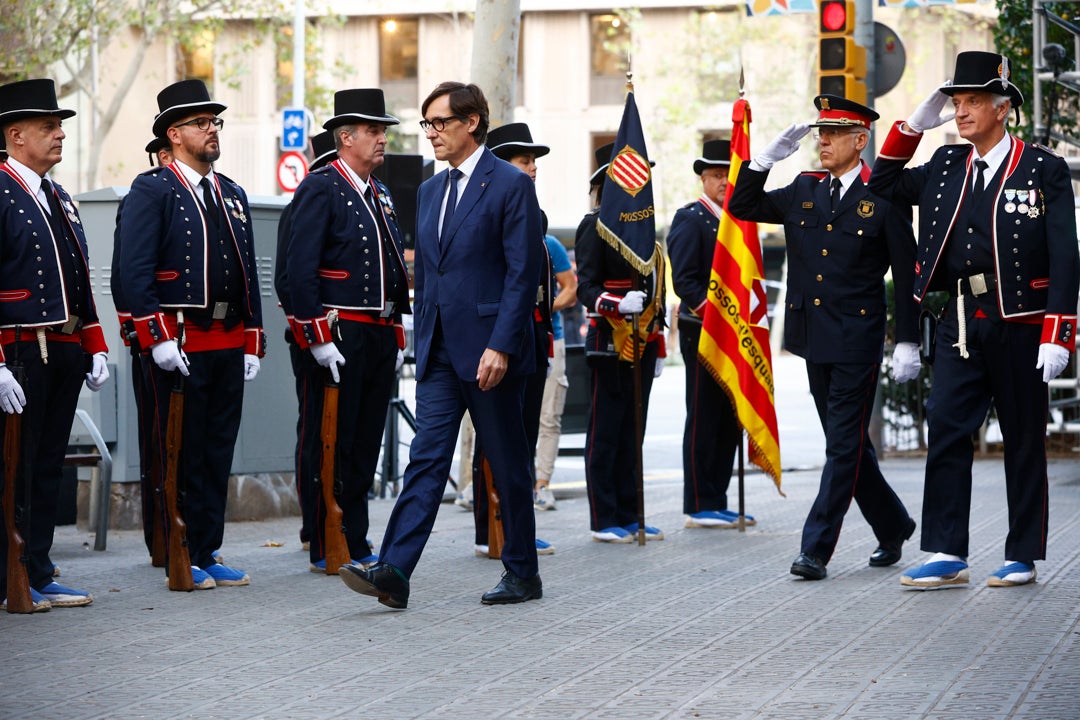 La defensa de la amnistía y la Cataluña plural marcan unas ofrendas a Casanova sin tensión La defensa de la amnistía y la Cataluña plural marcan unas ofrendas a Casanova sin tensión