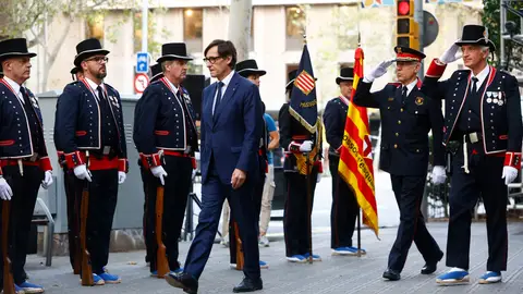 l presidente de la Generalitat, Salvador Illa, pasa revista a los Mossos d'Esquadra durante la tradicional ofrenda floral en el monumento a Rafael Casanova l presidente de la Generalitat, Salvador Illa, pasa revista a los Mossos d'Esquadra durante la tradicional ofrenda floral en el monumento a Rafael Casanova/ EFE/Quique García