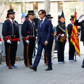 l presidente de la Generalitat, Salvador Illa, pasa revista a los Mossos d'Esquadra durante la tradicional ofrenda floral en el monumento a Rafael Casanova/ EFE/Quique García l presidente de la Generalitat, Salvador Illa, pasa revista a los Mossos d'Esquadra durante la tradicional ofrenda floral en el monumento a Rafael Casanova/ EFE/Quique García