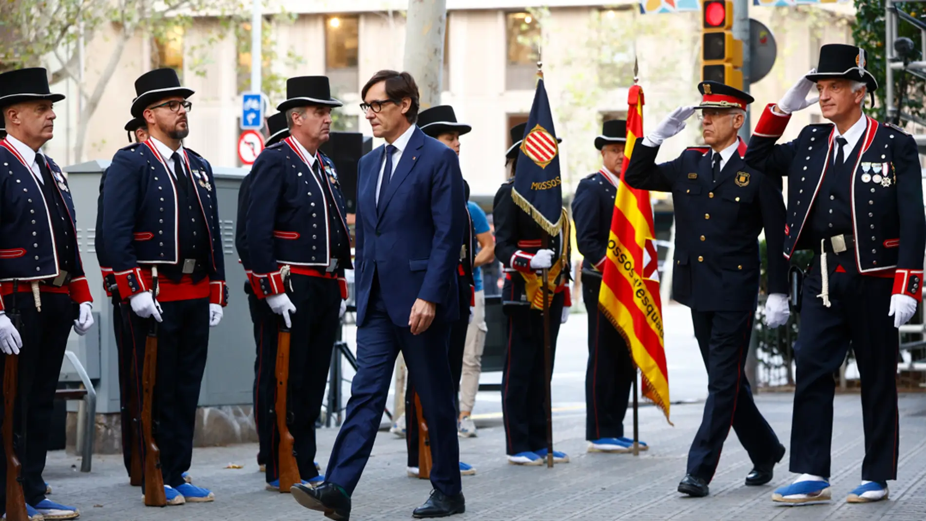 l presidente de la Generalitat, Salvador Illa, pasa revista a los Mossos d'Esquadra durante la tradicional ofrenda floral en el monumento a Rafael Casanova/ EFE/Quique García l presidente de la Generalitat, Salvador Illa, pasa revista a los Mossos d'Esquadra durante la tradicional ofrenda floral en el monumento a Rafael Casanova/ EFE/Quique García
