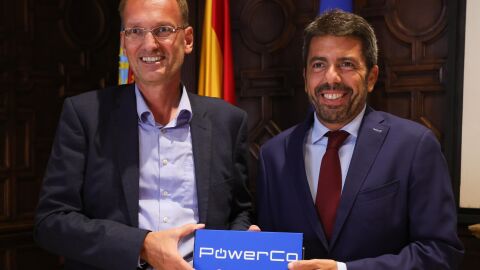 El CEO de PowerCo, Andreas Rottman, y el president de la Generalitat, Carlos Maz&oacute;n, en el Palau de la Generalitat