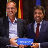 El CEO de PowerCo, Andreas Rottman, y el president de la Generalitat, Carlos Mazón, en el Palau de la Generalitat