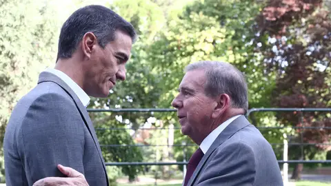 El presidente del Gobierno, Pedro Sánchez, recibe al opositor venezolano Edmundo González en el Palacio de La Moncloa, en Madrid, este jueves. El presidente del Gobierno, Pedro Sánchez, recibe al opositor venezolano Edmundo González en el Palacio de La Moncloa, en Madrid, este jueves./ EFE/ Fernando Calvo