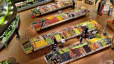 Gent comprant fruita en un supermercat