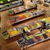 Gent comprant fruita en un supermercat