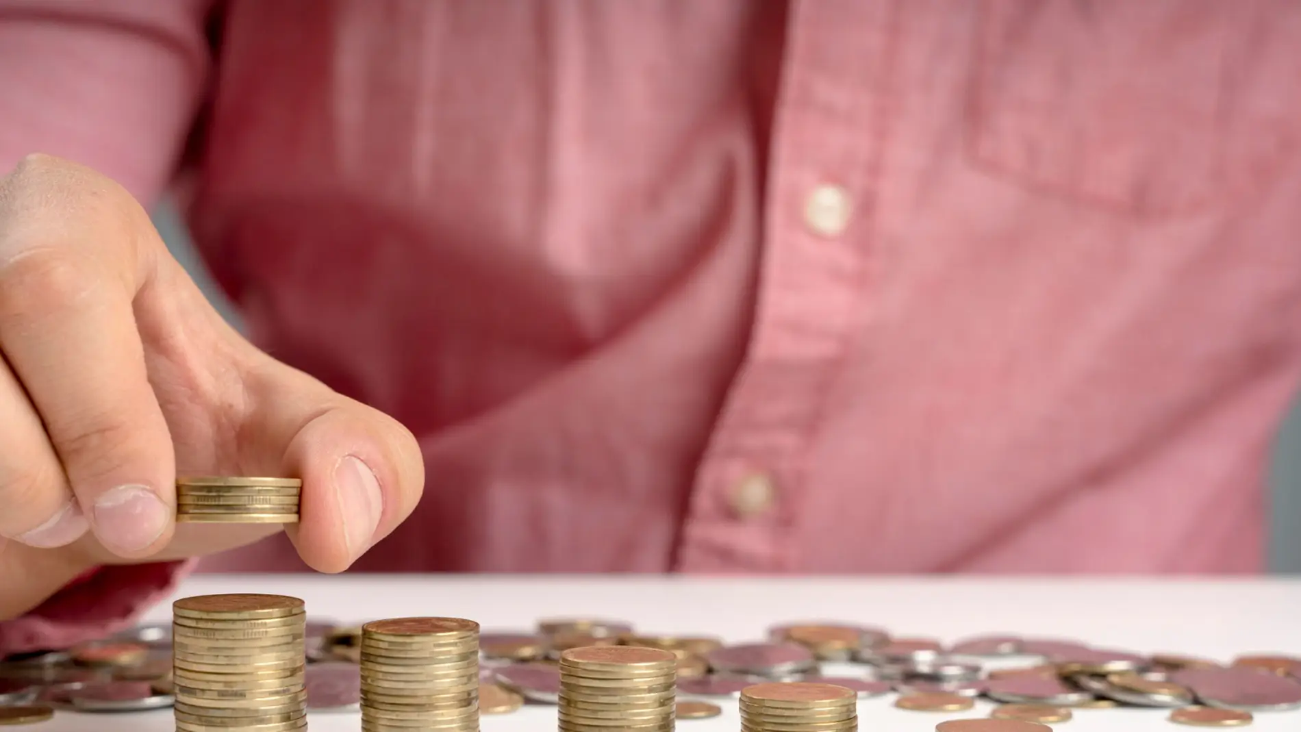Un hombre agrupando monedas Un hombre agrupando monedas