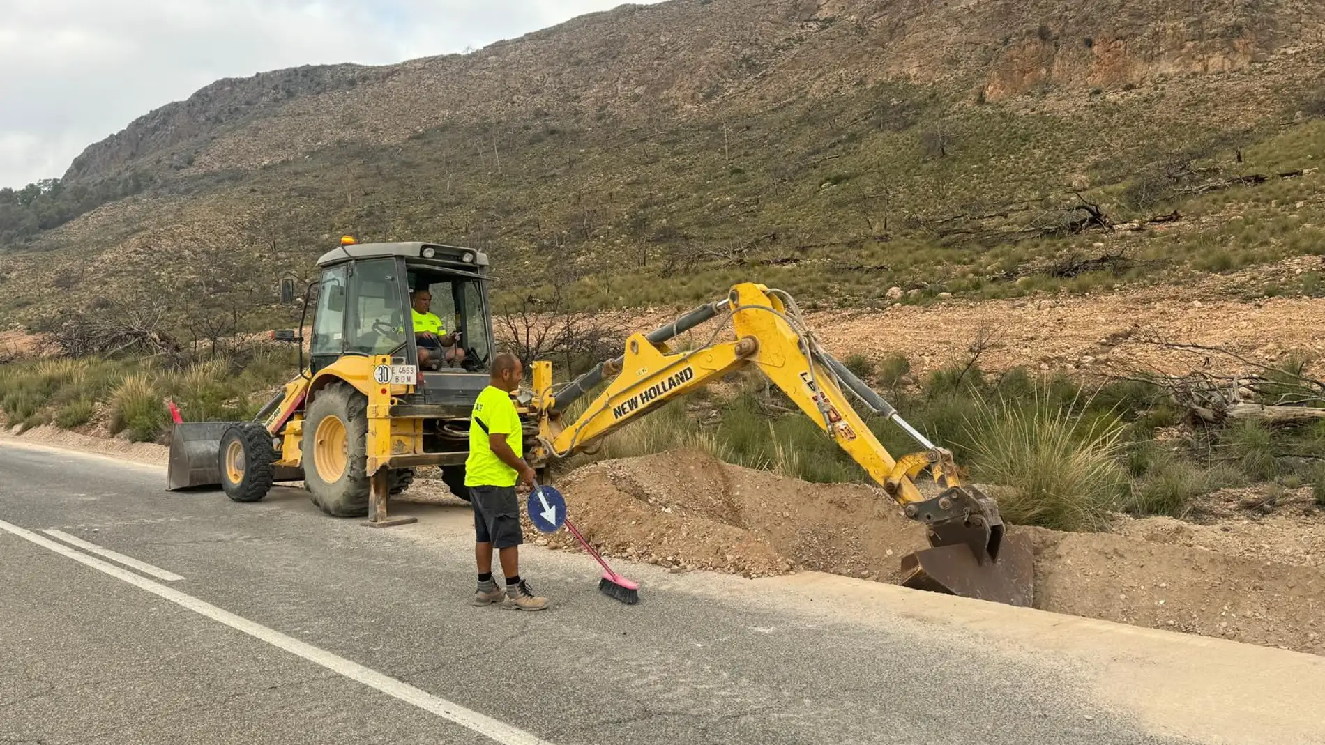 La Diputación mejora las cunetas de la AB-404 entre Hellín y Agramón por el Puerto del Encerrado La Diputación mejora las cunetas de la AB-404 entre Hellín y Agramón por el Puerto del Encerrado