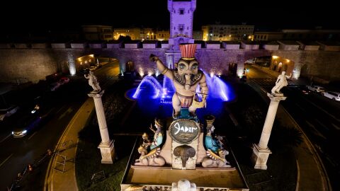 Monumento que preside las Puertas de Tierra de C&aacute;diz por el ciclo 'C&aacute;diz Fenicia'