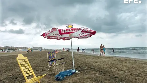 Imagen de archivo de una playa valenciana bajo un cielo que amenazaba tormenta. Imagen de archivo de una playa valenciana bajo un cielo que amenazaba tormenta.