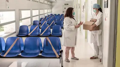 Desde el inicio de la pandemia del coronavirus la atención sanitaria a los afectados por este virus se ha centrado especialmente en los hospitales, y los centros de salud se han visto obligados a reorganizar la asistencia a pacientes con otras enfermedades, incrementando la atención telefónica y domiciliaria. En la imagen, la coordinadora de Enfermería del Centro de Salud Juan XXIII, Esther Blanco, conversa con una celadora en una sala de espera adecuada a la nueva normativa de distanciamiento social para evitar contagios de COVID-19 Desde el inicio de la pandemia del coronavirus la atención sanitaria a los afectados por este virus se ha centrado especialmente en los hospitales, y los centros de salud se han visto obligados a reorganizar la asistencia a pacientes con otras enfermedades, incrementando la atención telefónica y domiciliaria. En la imagen, la coordinadora de Enfermería del Centro de Salud Juan XXIII, Esther Blanco, conversa con una celadora en una sala de espera adecuada a la nueva normativa de distanciamiento social para evitar contagios de COVID-19