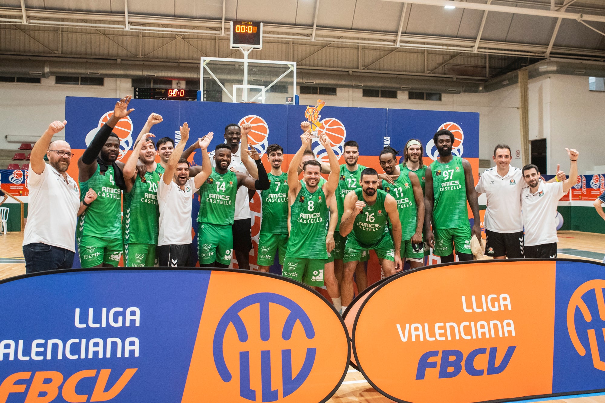 Amics levanta el trofeo de la Lliga Valenciana al imponerse a Alicante Amics levanta el trofeo de la Lliga Valenciana al imponerse a Alicante