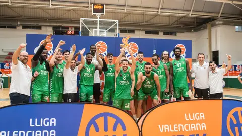 Amics levanta el trofeo de la Lliga Valenciana al imponerse a Alicante Amics levanta el trofeo de la Lliga Valenciana al imponerse a Alicante