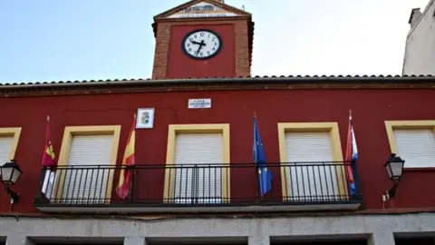 Aldeanueva de San Bartolomé vota desde hoy si silencia de madrugada el reloj del campanario del Ayuntamiento Aldeanueva de San Bartolomé vota desde hoy si silencia de madrugada el reloj del campanario del Ayuntamiento