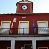 Aldeanueva de San Bartolomé vota desde hoy si silencia de madrugada el reloj del campanario del Ayuntamiento