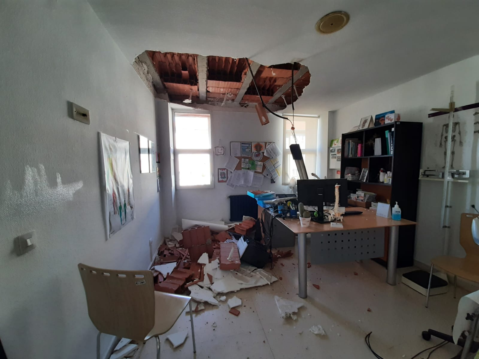 Cierran el centro de salud de Reinosa tras el derrumbe del techo Cierran el centro de salud de Reinosa tras el derrumbe del techo