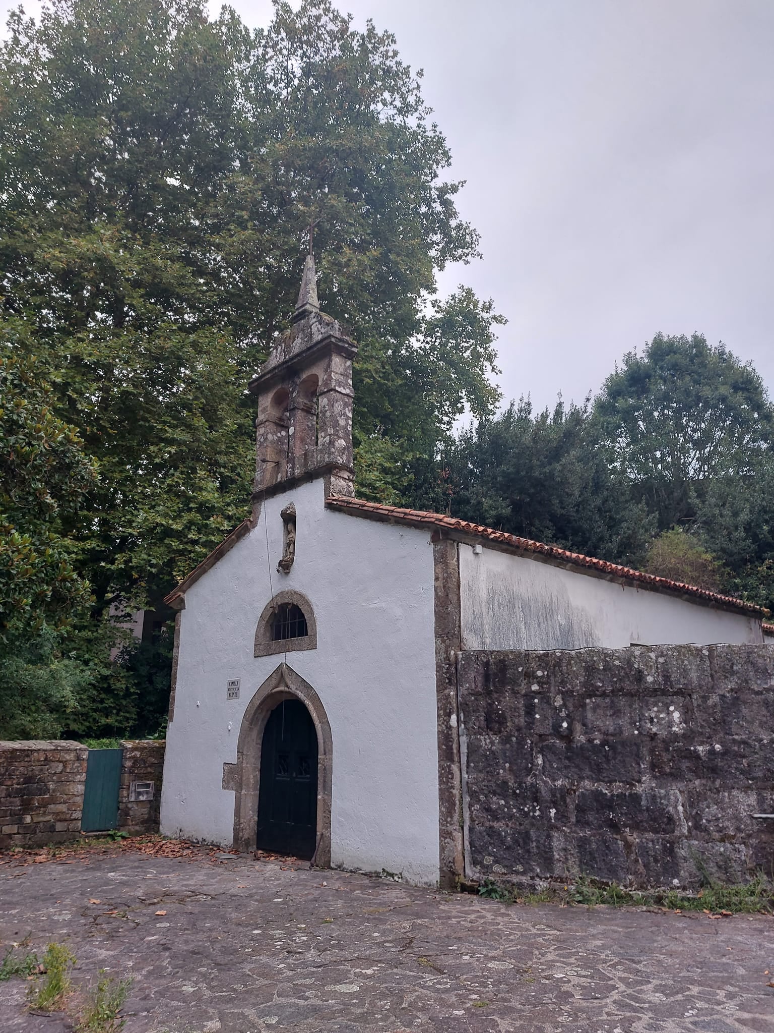 El párroco de San Caetano y San Xoan de Vista Alegre lamenta el robo de las campanas "de bronce" de la capilla Virxe da Fonte "que tienen muchos años" y un gran valor para los vecinos El párroco de San Caetano y San Xoan de Vista Alegre lamenta el robo de las campanas "de bronce" de la capilla Virxe da Fonte "que tienen muchos años" y un gran valor para los vecinos