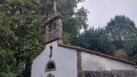 El párroco de San Caetano y San Xoan de Vista Alegre lamenta el robo de las campanas "de bronce" de la capilla Virxe da Fonte "que tienen muchos años" y un gran valor para los vecinos El párroco de San Caetano y San Xoan de Vista Alegre lamenta el robo de las campanas "de bronce" de la capilla Virxe da Fonte "que tienen muchos años" y un gran valor para los vecinos
