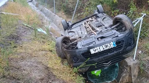 Un herido en un vuelco en la AP66 Un herido en un vuelco en la AP66