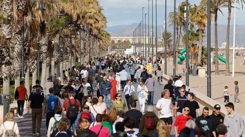 Imagen de archivo con cientos de personas caminando por el paseo marítimo de València. Imagen de archivo con cientos de personas caminando por el paseo marítimo de València.