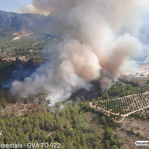 Imagen publicada por Emergencias de la Generalitat del incendio forestal declarado desde este jueves por la tarde en Simat de la Valldigna (Valencia).