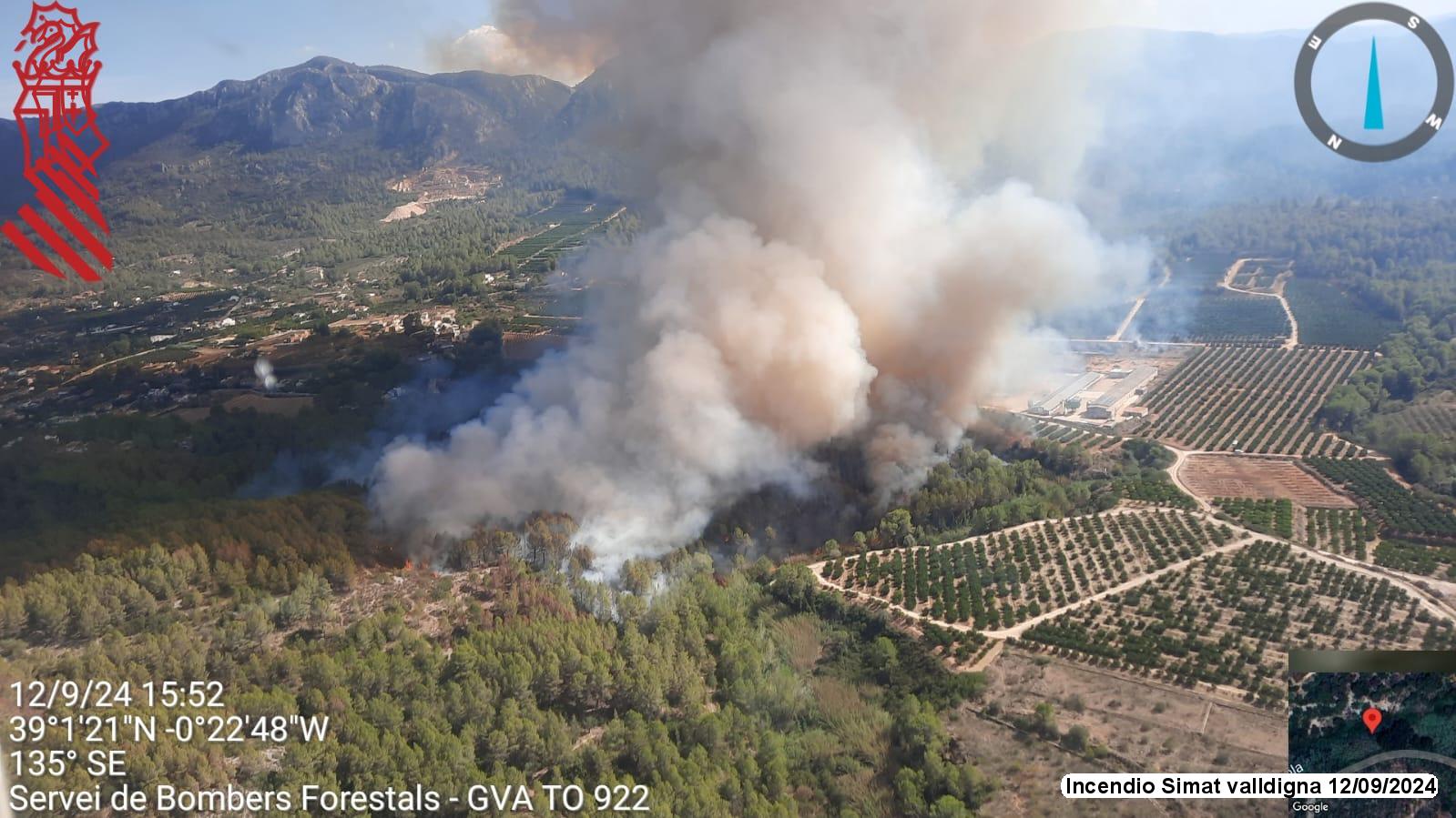 El incendio de Simat de la Valldigna se extiende a Barxeta debido al cambio del viento El incendio de Simat de la Valldigna se extiende a Barxeta debido al cambio del viento