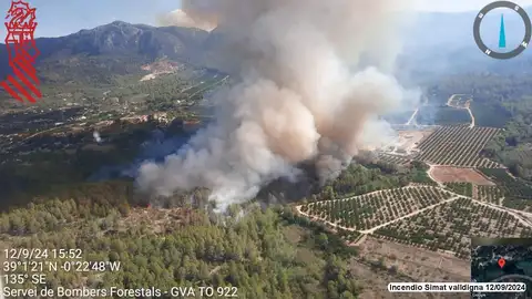Imagen publicada por Emergencias de la Generalitat del incendio forestal declarado desde este jueves por la tarde en Simat de la Valldigna (Valencia). Imagen publicada por Emergencias de la Generalitat del incendio forestal declarado desde este jueves por la tarde en Simat de la Valldigna (Valencia).