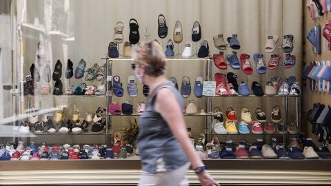 Una mujer observa el escaparate de un comercio. 