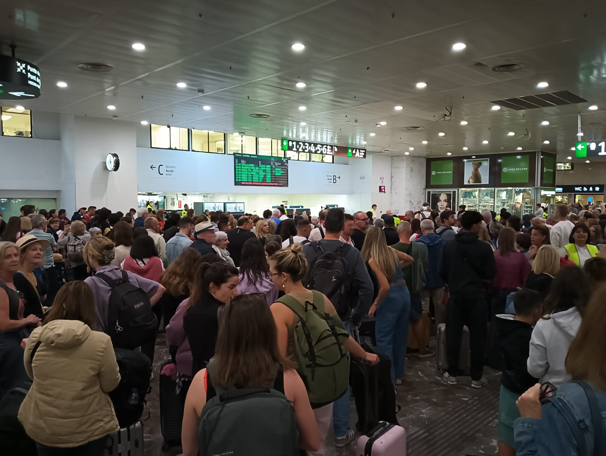 Interrumpida la circulación de trenes de alta velocidad en Sants, Barcelona Interrumpida la circulación de trenes de alta velocidad en Sants, Barcelona