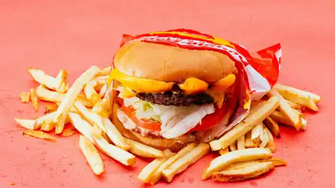 Imagen de una hamburguesa con patatas fritas Imagen de una hamburguesa con patatas fritas