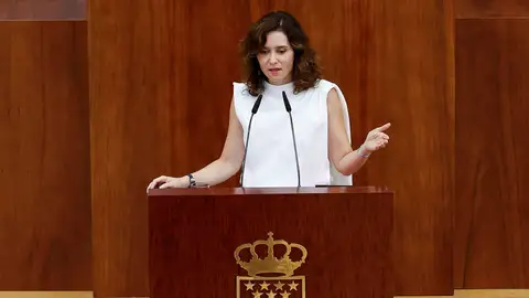 La presidenta de la Comunidad de Madrid, Isabel Díaz Ayuso, da un discurso durante la segunda y última jornada del debate del estado de la región Ayuso carga contra la "igualdad pop" que quiere mujeres "victimizadas" y un "falso feminismo" que "ataca a los hombres"