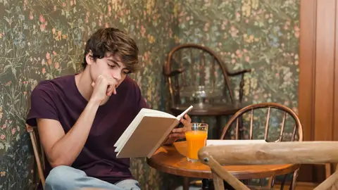 Joven leyendo un libro Joven leyendo un libro