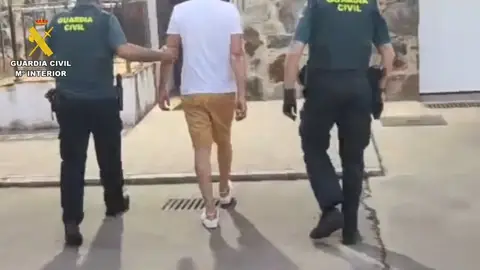 Detenido un hombre en Montehermoso por quebrantar la orden de alejamiento de su expareja y llevarse a su hijo menor Detenido un hombre en Montehermoso por quebrantar la orden de alejamiento de su expareja y llevarse a su hijo menor