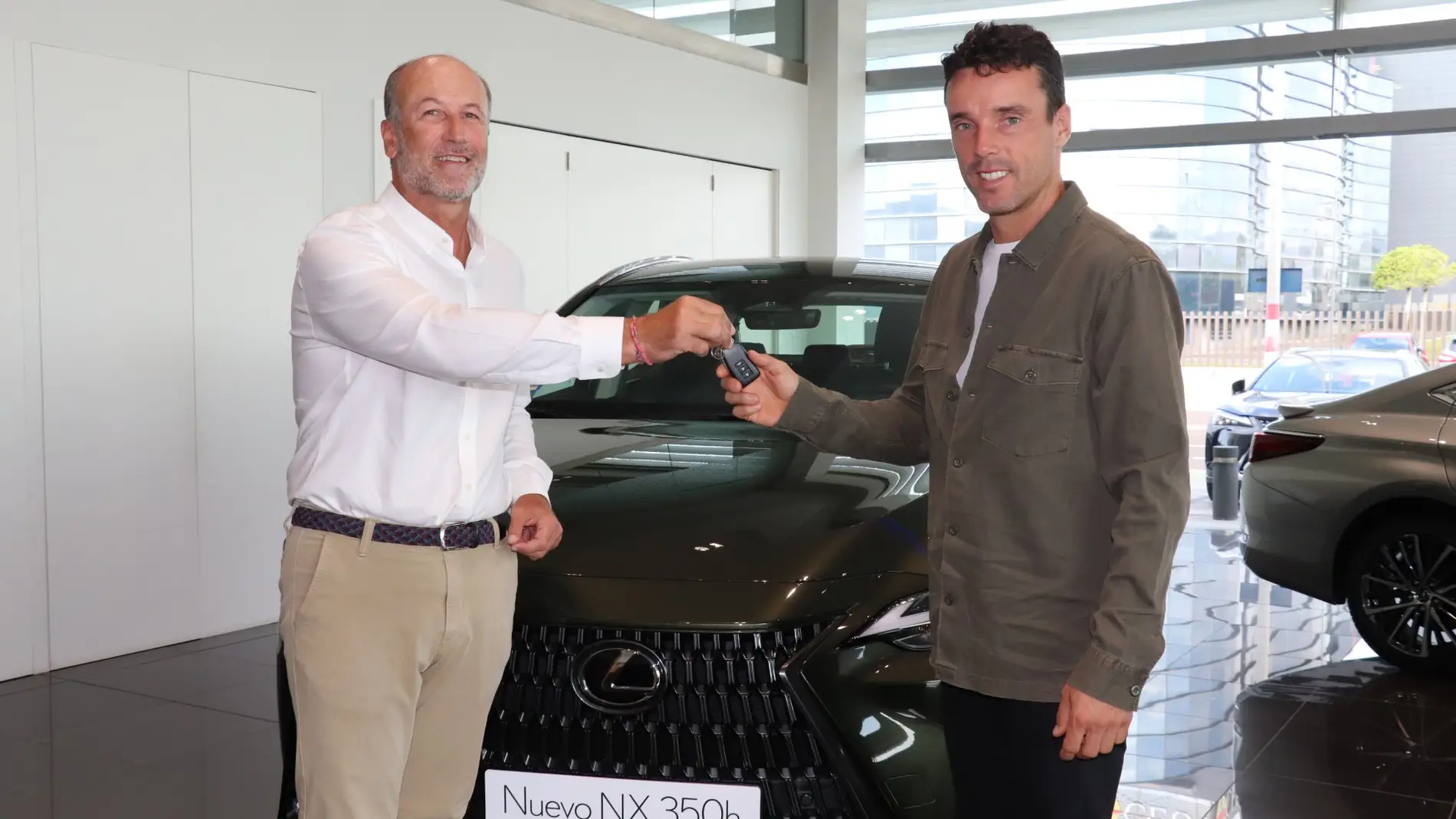 Lexus Castellón entrega el nuevo NX350h a Roberto Bautista Lexus Castellón entrega el nuevo NX350h a Roberto Bautista