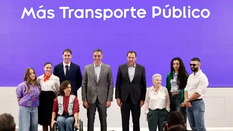 El presidente del Gobierno, Pedro Sánchez y el Ministerio de Transporte y Movilidad Sostenible, Óscar Puente, presentan la nueva campaña ‘Transporte público, ¿lo pillas?’ para promover el uso del transporte público, este jueves en Madrid. El presidente del Gobierno, Pedro Sánchez y el Ministerio de Transporte y Movilidad Sostenible, Óscar Puente, presentan la nueva campaña ‘Transporte público, ¿lo pillas?’ para promover el uso del transporte público, este jueves en Madrid.